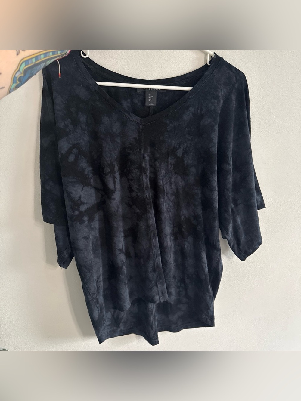 Tahari Black Tie-Dye V-Neck Short Sleeve Top